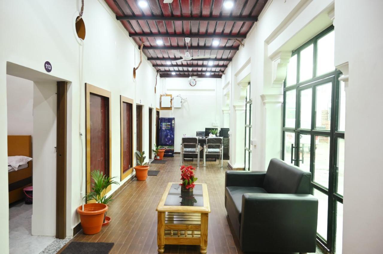 The Hotel Ambassador Inn Варанаси Экстерьер фото